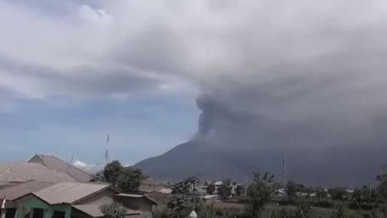 Gunung Sinabung Kembali Erupsi, Tremor Terus Menerus dan Muntahkan Abu Vulkanis