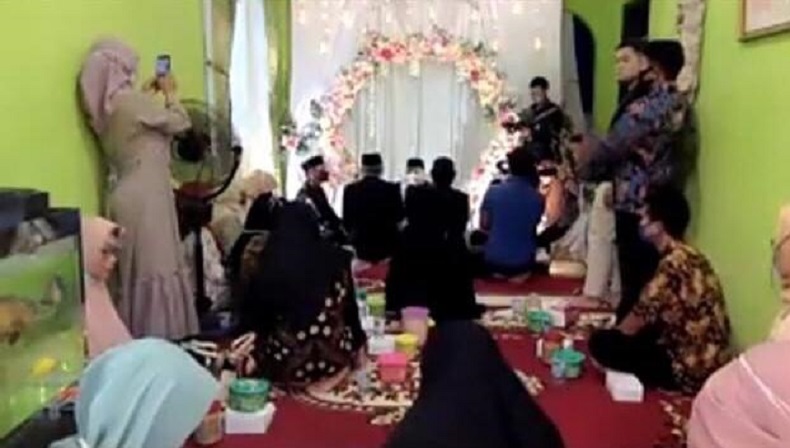 title Viral Guru Nikahi Mantan Murid Terpaut Usia 20 Tahun, Undangan Disebar via Zoom Viral Guru Nikahi Mantan Murid Terpaut Usia 20 Tahun, Undangan Disebar via Zoom