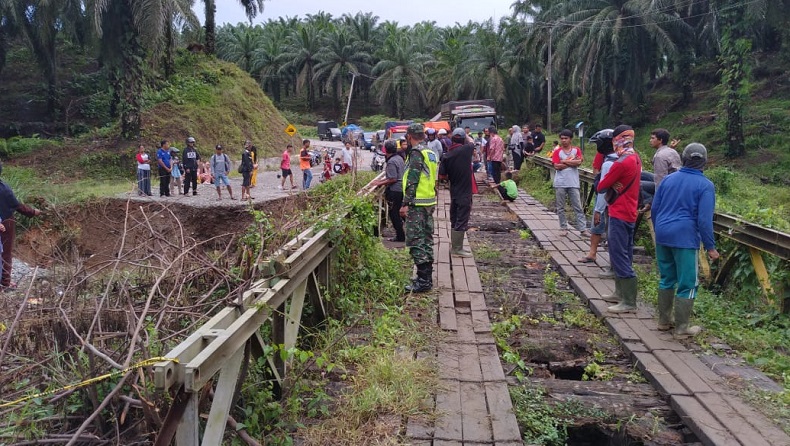 title Jembatan Penghubung di Bengkulu Putus Total Gara-Gara Curah Hujan Tinggi Jembatan Penghubung di Bengkulu Putus Total Gara-Gara Curah Hujan Tinggi