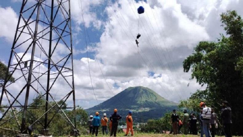 Viral Penerjun Payung Tersangkut di SUTT Tomohon, PLN Gerak Cepat Evakuasi Korban