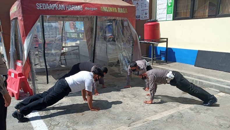 title Abai Protokol Kesehatan, Anggota Satpas Polres Probolinggo Kota Dihukum Push Up Abai Protokol Kesehatan, Anggota Satpas Polres Probolinggo Kota Dihukum Push Up