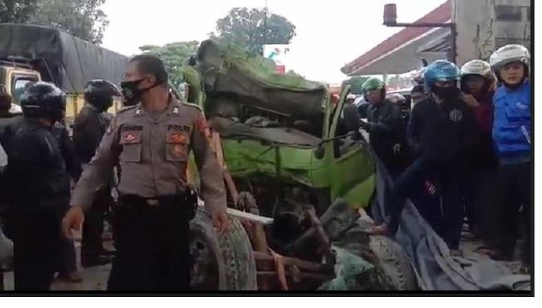 title Truk Tronton Tabrak Mobil di Cianjur, Sopir Tewas Truk Tronton Tabrak Mobil di Cianjur, Sopir Tewas