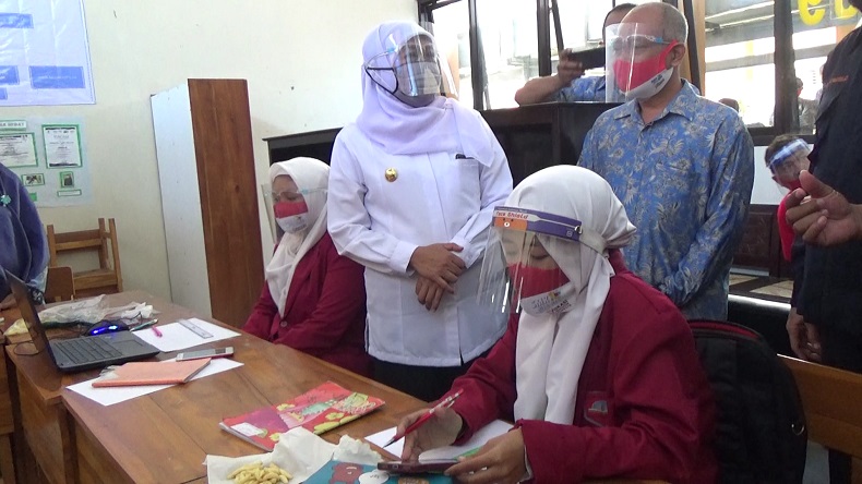 title Gubernur Khofifah Tinjau Praktik Uji Coba Belajar Tatap Muka di Kota Probolinggo Gubernur Khofifah Tinjau Praktik Uji Coba Belajar Tatap Muka di Kota Probolinggo