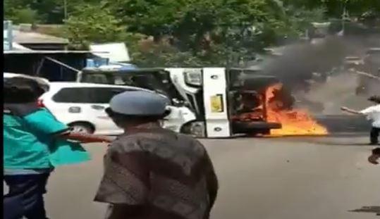 title Bus Tabrak 3 Mobil dan Warung di Pandeglang lalu Terbakar, Sopir Luka Parah Bus Tabrak 3 Mobil dan Warung di Pandeglang lalu Terbakar, Sopir Luka Parah