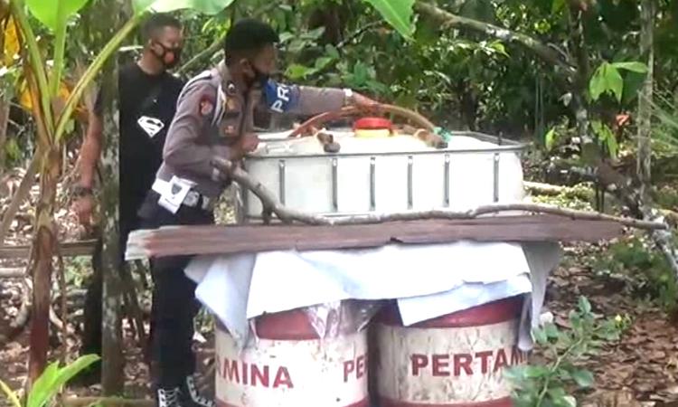 Polisi Amankan Ratusan Liter Minyak Oplosan di Pariaman  