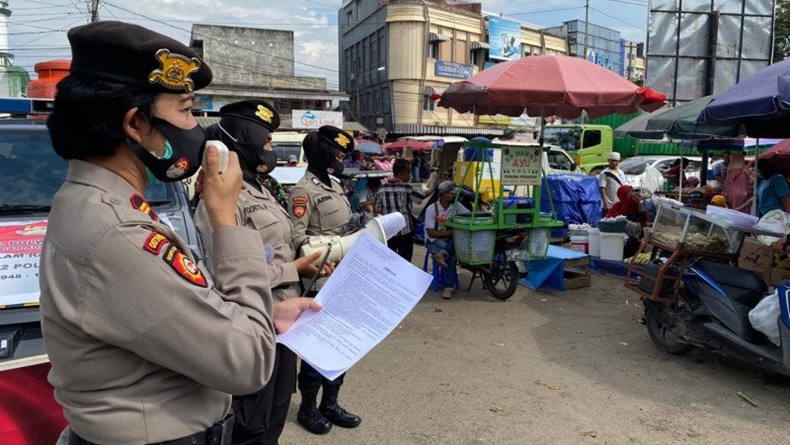 Edukasi Disiplin Protokol Kesehatan, Polwan Polda Sumsel Terjun ke Pasar