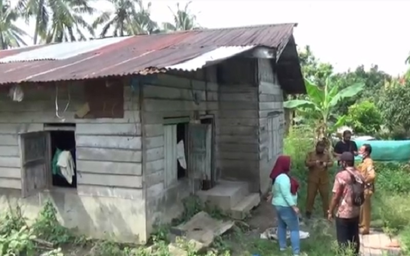 title Miris, Nenek Sebatang Kara di Pematangsiantar Andalkan Air Hujan untuk Minum Miris, Nenek Sebatang Kara di Pematangsiantar Andalkan Air Hujan untuk Minum