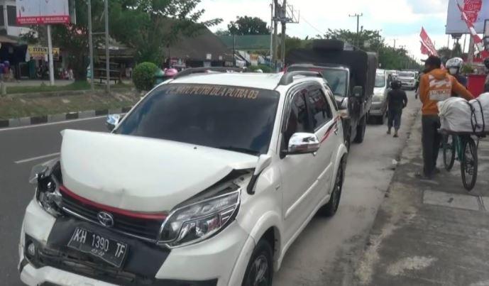 title 4 Mobil Terlibat Tabrakan Beruntun di Palangka Raya, IRT Luka-Luka 4 Mobil Terlibat Tabrakan Beruntun di Palangka Raya, IRT Luka-Luka