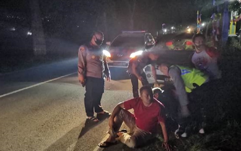 title Kabur usai Tabrak Satpam, Aksi Koboi Warga Sragen Diadang Kapolres Karanganyar Kabur usai Tabrak Satpam, Aksi Koboi Warga Sragen Diadang Kapolres Karanganyar