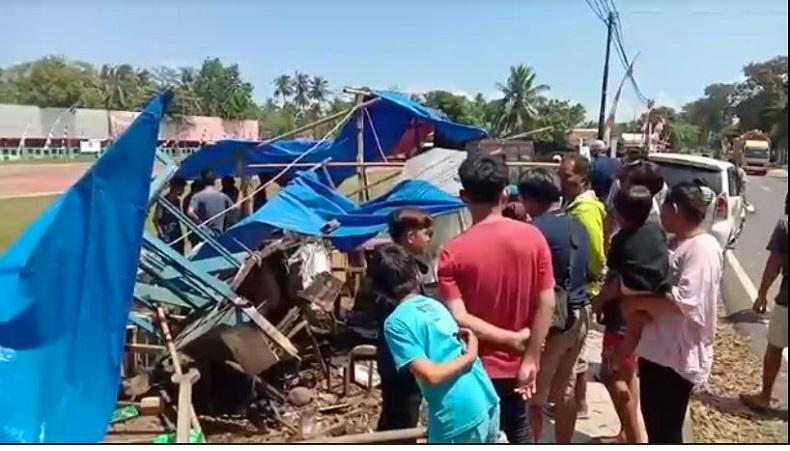 title Mobil Tabrak Motor dan PKL di Pangandaran, 1 Anak Patah Tulang Bagian Kaki Mobil Tabrak Motor dan PKL di Pangandaran, 1 Anak Patah Tulang Bagian Kaki