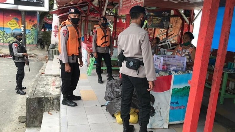 Cegah Penyebaran Covid-19, Personel Brimob Polda Maluku Patroli ke Tempat Wisata