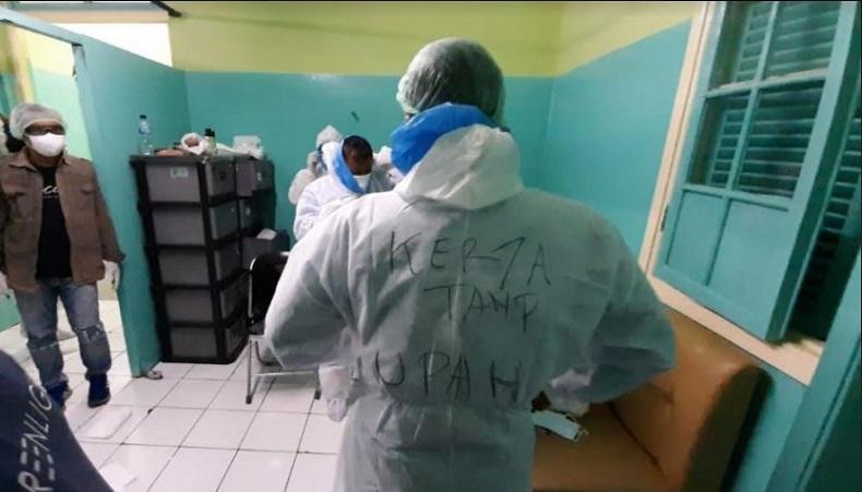 title Tim Pemulasaraan Jenazah di Tasikmalaya Pakai APD Bertuliskan Kerja Tanpa Upah Tim Pemulasaraan Jenazah di Tasikmalaya Pakai APD Bertuliskan Kerja Tanpa Upah