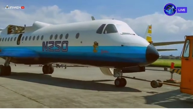 Tempuh Jalur Darat, Pesawat Buatan Presiden B.J Habibie Melintas di Jalan Tol