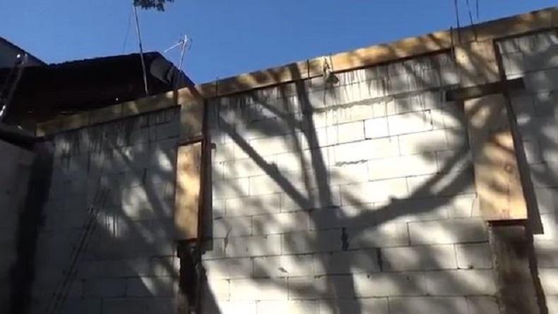 Miris, Jalan Masuk ke Rumah Pasangan Lansia Ditutupi Tetangga dengan Tembok Tinggi