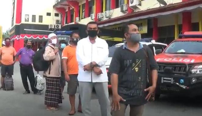 title 15 Warga yang Jemput Paksa Jenazah Covid-19 di Batam Diperiksa Polisi 15 Warga yang Jemput Paksa Jenazah Covid-19 di Batam Diperiksa Polisi