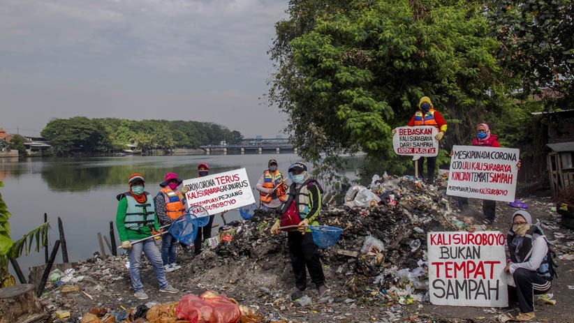 Potret Perempuan Pejuang Kali Surabaya Susur Sungai Cari Sampah Plastik - Bagian 3