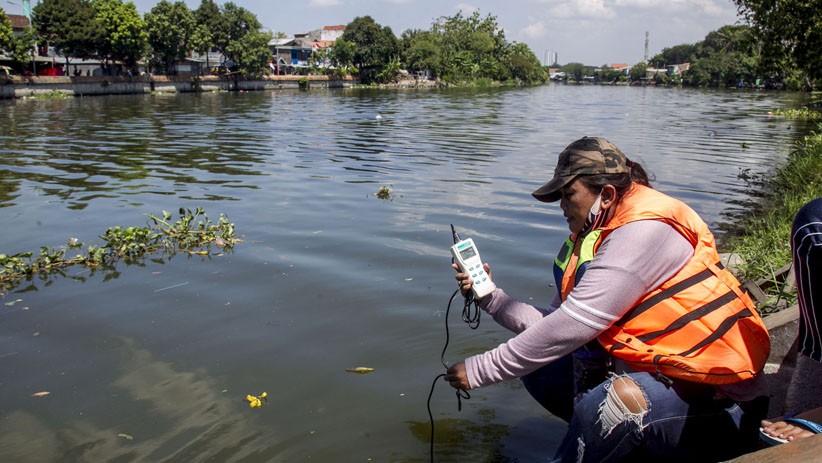 Potret Perempuan Pejuang Kali Surabaya Susur Sungai Cari Sampah Plastik - Bagian 5