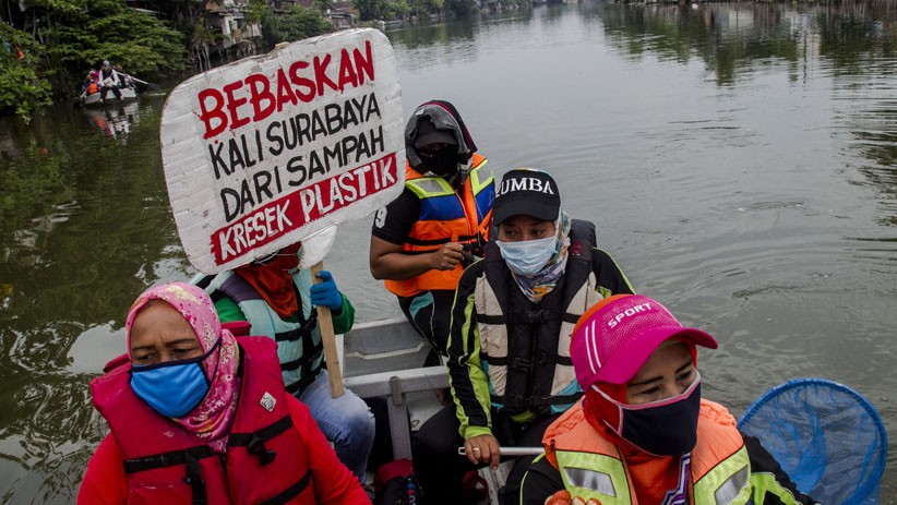 Potret Perempuan Pejuang Kali Surabaya Susur Sungai Cari Sampah Plastik - Bagian 2