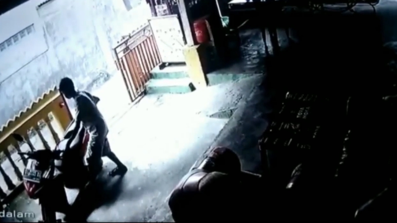 Dipantau Pemilik Lewat CCTV, Pelaku Curanmor di Padang Babak Belur Dihajar Warga