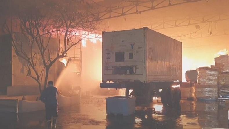 Kebakaran Gudang Pengolahan Udang di Medan Marelan, 20 Armada Damkar Dikerahkan