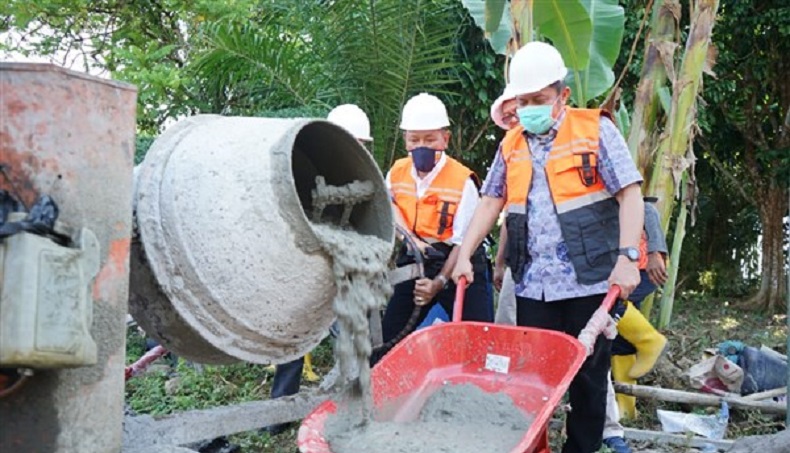 title Herman Deru Tuntaskan Janji Bangun Jalan yang Rusak di Kabupaten OKU Herman Deru Tuntaskan Janji Bangun Jalan yang Rusak di Kabupaten OKU