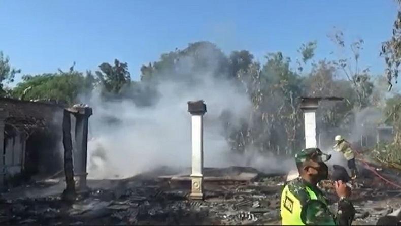 Diduga Korsleting Listrik, 2 Rumah Terbakar di Bojonegoro