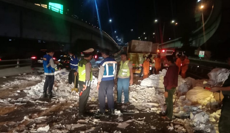 Mobil Tabrak Truk hingga Terguling di Tol Layang Tomang, Pengemudi Selamat