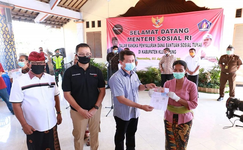 Menteri Sosial Membagikan BST di Klungkung untuk 158 KPM