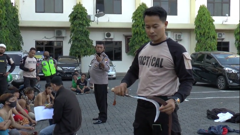 Saling Tantang Perang di Medsos, 2 Gengster di Semarang Bentrok Bawa Senjata Tajam