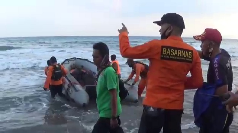 Terseret Ombak Saat Main Bola 2 Warga Tanggamus Tenggelam Di Pantai Muara Dua