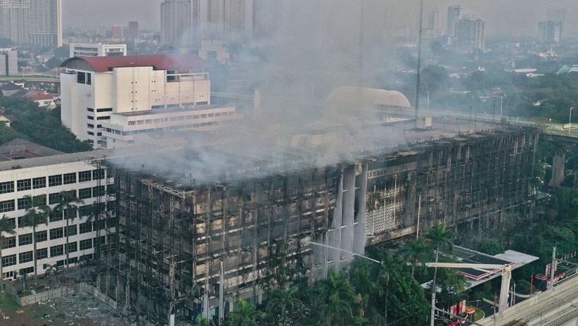 Penampakan dari Udara Gedung Utama Kejaksaan Agung Hangus Terbakar - Bagian 1