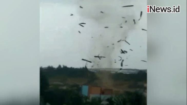 Puting Beliung Terjang 2 Dusun di Kabupaten Blitar, Warga Panik Berhamburan