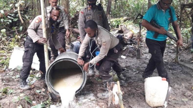 Gelar Razia, Polisi Buang 10 Drum Miras Sopi di Mimika