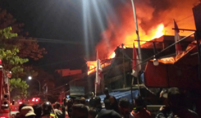 Kebakaran Pasar Senggol Makassar, Seorang Pedagang Meninggal saat Selamatkan Barang