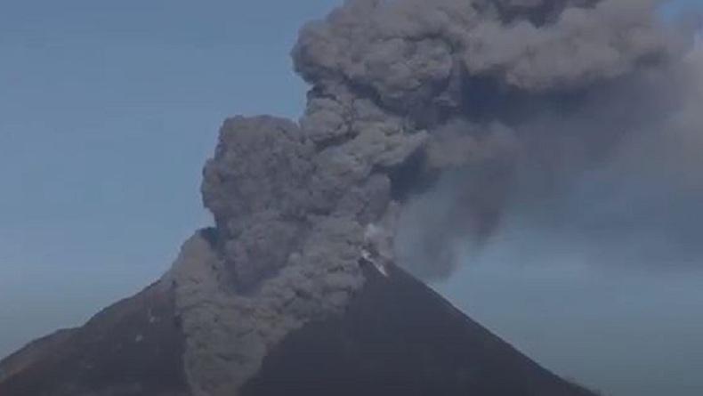 Gunung Sinabung Kembali Erupsi, Luncurkan Awan Panas Sejauh 1,5 Km
