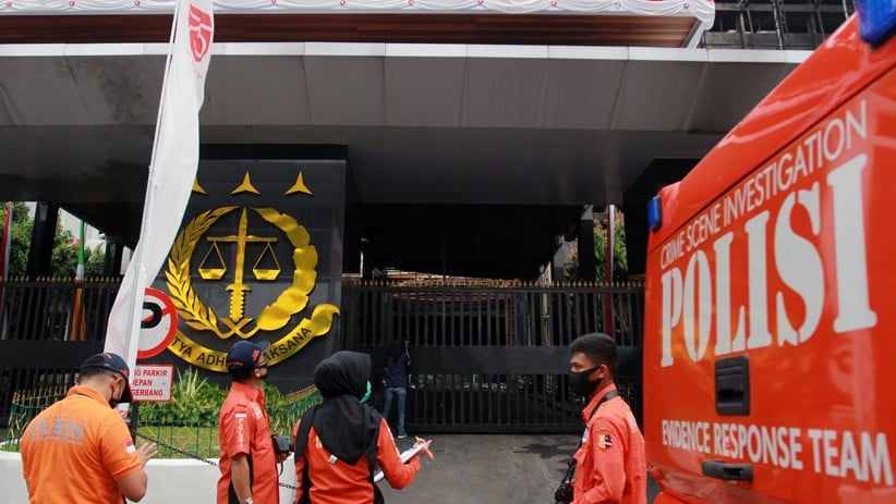 Olah TKP, Polisi Selidiki Penyebab Kebakaran Gedung Kejaksaan Agung - Bagian 2