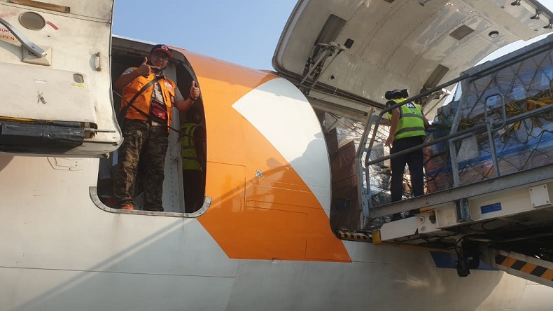 Sejuta Masker Bantuan Presiden Jokowi untuk Warga Aceh Mendarat di Bandara SIM
