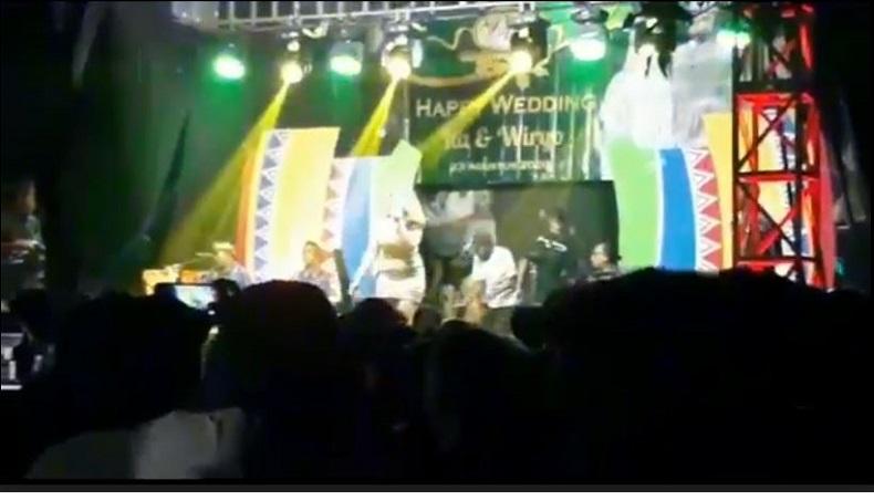 title Viral Warga Bekasi Nekat Gelar Pesta Dangdut di Tengah Pandemi Covid-19 Viral Warga Bekasi Nekat Gelar Pesta Dangdut di Tengah Pandemi Covid-19
