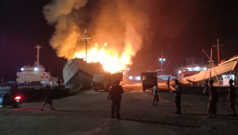 title Kapal KLM Arawali Terbakar Hebat di Pelabuhan Bima, ABK Lari Berhamburan ke Daratan Kapal KLM Arawali Terbakar Hebat di Pelabuhan Bima, ABK Lari Berhamburan ke Daratan