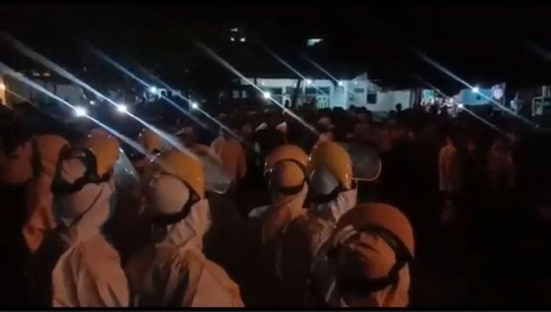 Ingin Jenazah Covid-19 Disalatkan di Masjid, Warga Jember Saling Dorong dengan Aparat