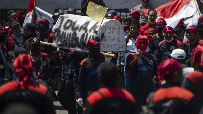 Ribuan Buruh Unjuk Rasa Tolak Omnibus Law di DPR - Bagian 2