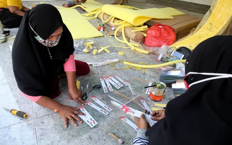 Ibu Rumah Tangga Penyandang Disabilitas di Pati Ketiban Rezeki Buat Face Shield