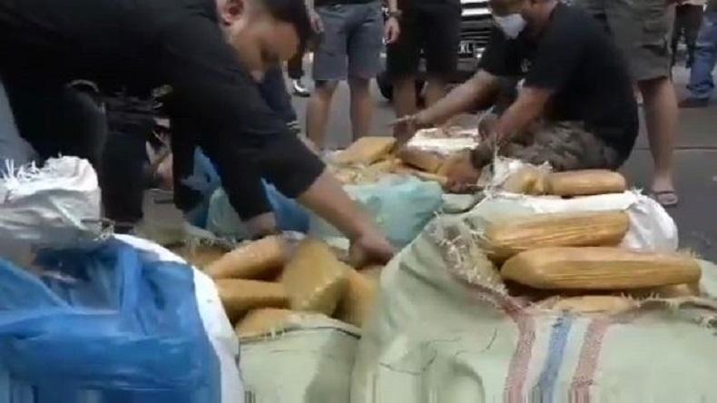 Polisi Gagalkan Pengiriman Ganja Berkarung-Karung di Jalinsum Solok, 2 Pelaku Ditangkap