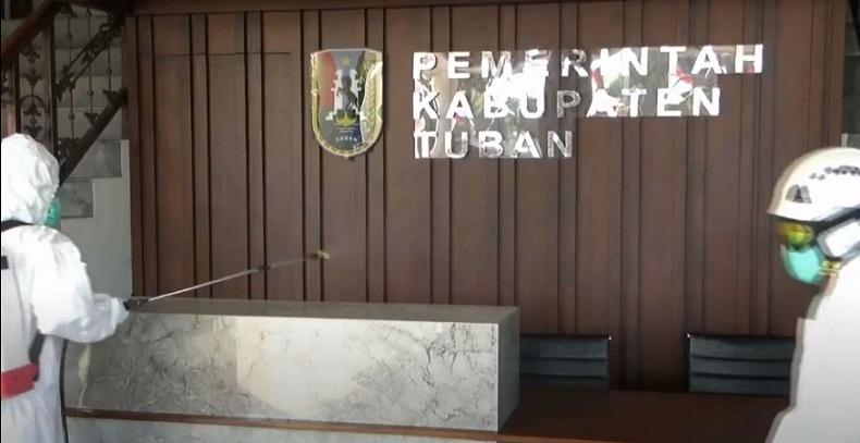 title 2 Pegawai Reaktif Covid-19, Kantor Bupati Tuban Disemprot Disinfektan 2 Pegawai Reaktif Covid-19, Kantor Bupati Tuban Disemprot Disinfektan