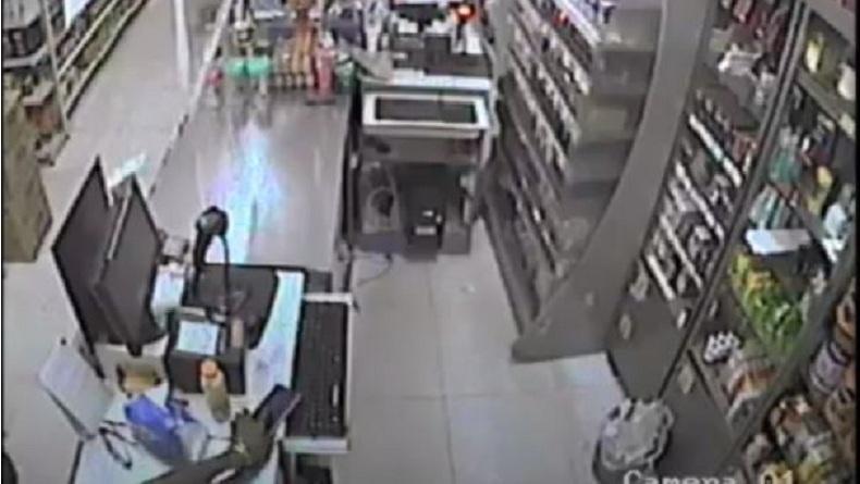 Terekam CCTV, 2 Pencuri Spesialis Minimarket di Medan Ditangkap Polisi