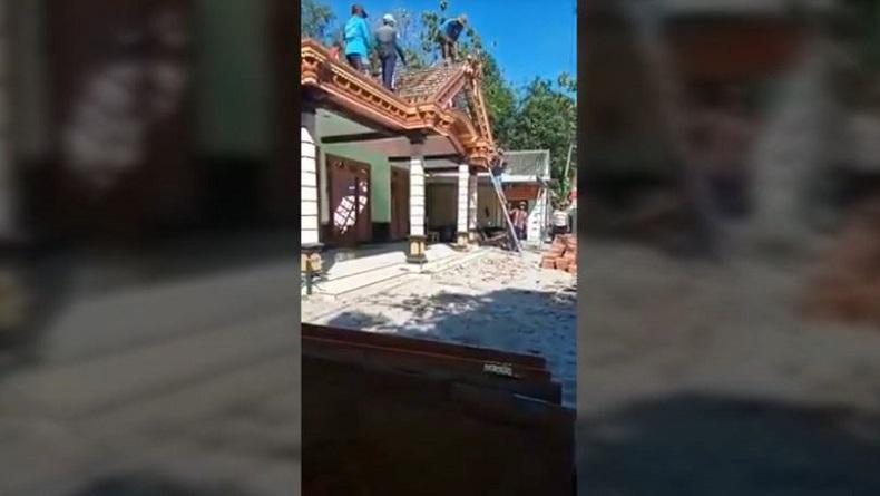 title Viral, Istri Robohkan Rumah Mewah di Madiun karena Suami yang Jadi TKI Diduga Selingkuh Viral, Istri Robohkan Rumah Mewah di Madiun karena Suami yang Jadi TKI Diduga Selingkuh
