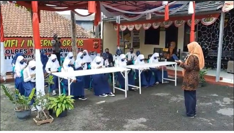 Sulit Beli Kuota, Puluhan Siswa Belajar Daring di Polsek Rajapolah