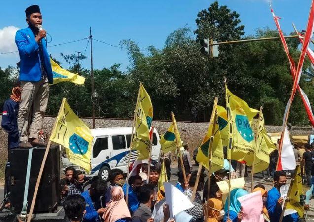 title Massa PMII Diserbu Preman saat Demo Desak Bupati Blitar Tertibkan Tambang Ilegal Massa PMII Diserbu Preman saat Demo Desak Bupati Blitar Tertibkan Tambang Ilegal