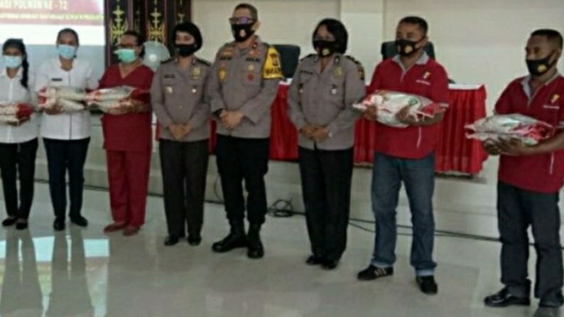 title Rayakan HUT Ke-72, Polwan Maluku Bagi-Bagi Beras untuk Warga Terdampak Covid-19 Rayakan HUT Ke-72, Polwan Maluku Bagi-Bagi Beras untuk Warga Terdampak Covid-19