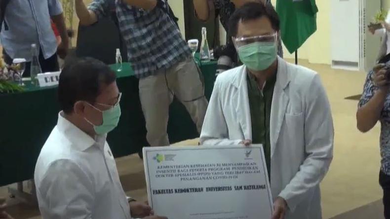 Menkes Serahkan Insentif Rp12,5 Juta per Bulan untuk 489 Dokter Residen di Sulut